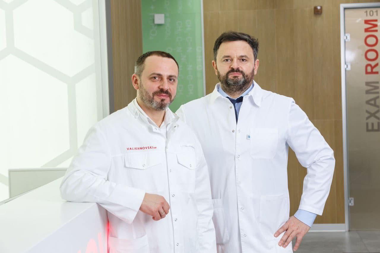 Лікарі біля оглядового кабінету клініки